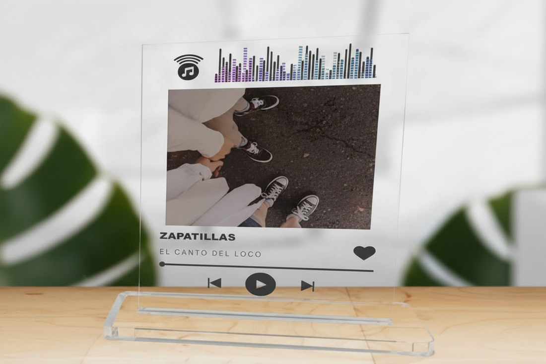 Metacrilato Spotify personalizado con código QR y soporte de madera sobre escritorio moderno