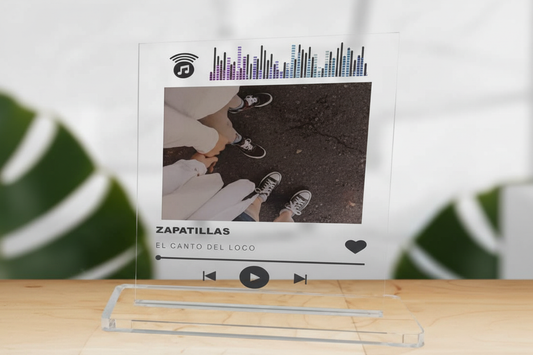 Metacrilato Spotify personalizado con código QR y soporte de madera sobre escritorio moderno