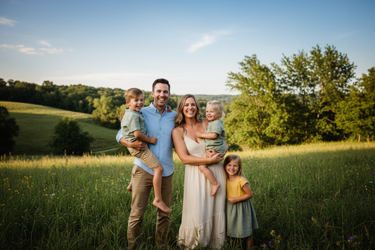 Familia feliz en sesión de fotos al aire libre con luz natural